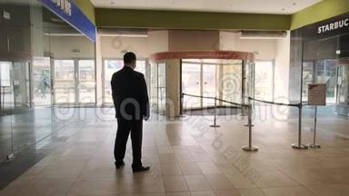 商场入口处的保安人员与顾客见面